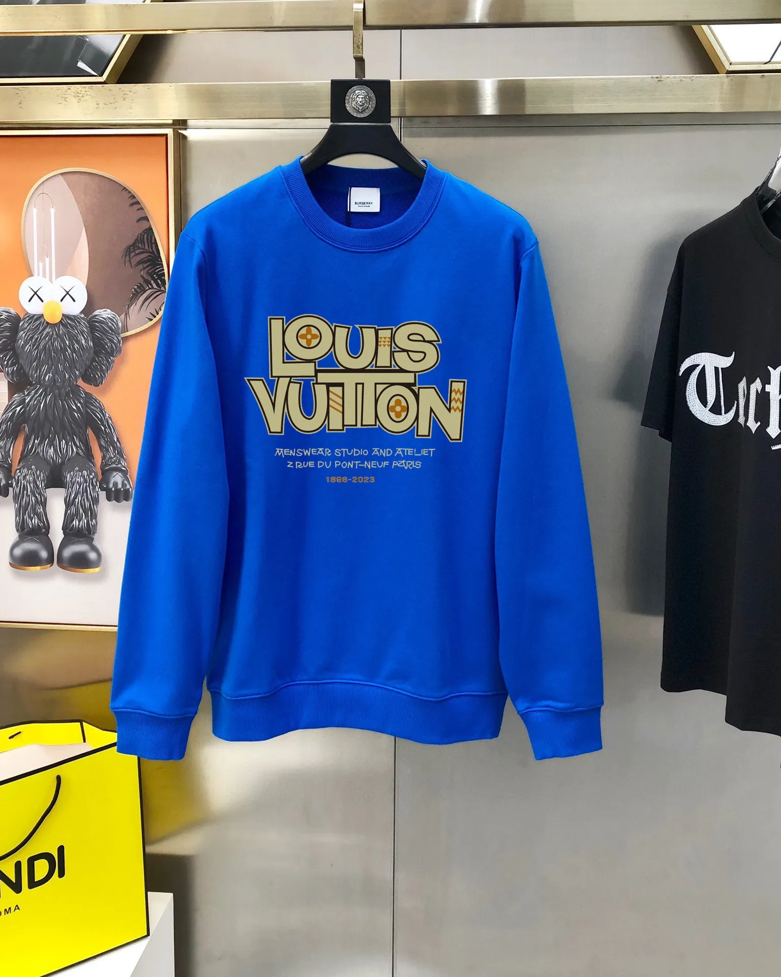 🅿️220 brand [LV Louis Vuitton] (good news for fat people) 2025ss autumn latest long-sleeved round-neck sweatshirt, on sale simultaneously on the official website. Refreshing and breathable. Made of top Tencel Roman. Comfortable and soft. 3D three-dimensional clarity. Super fashion sense. Great for gifting and keeping for yourself. Size: M-5XL (can wear up to 220 pounds)